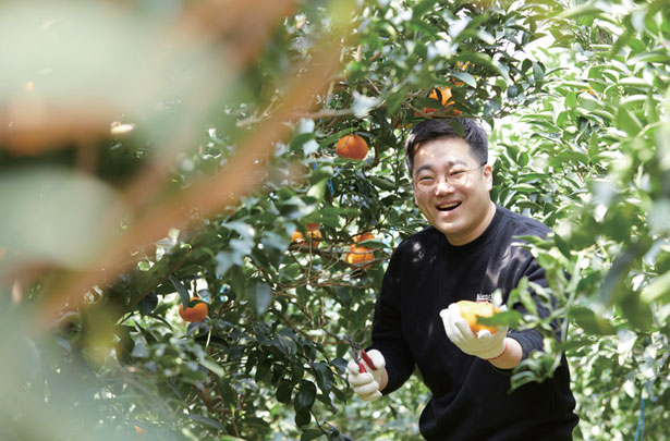 처음으로 천혜향을 땄다며 즐거워하는 김경필 주임.